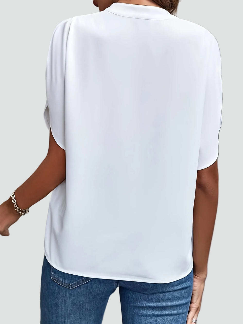 Blouse élégante pour femme avec col montant et décolleté en V, manches papillon