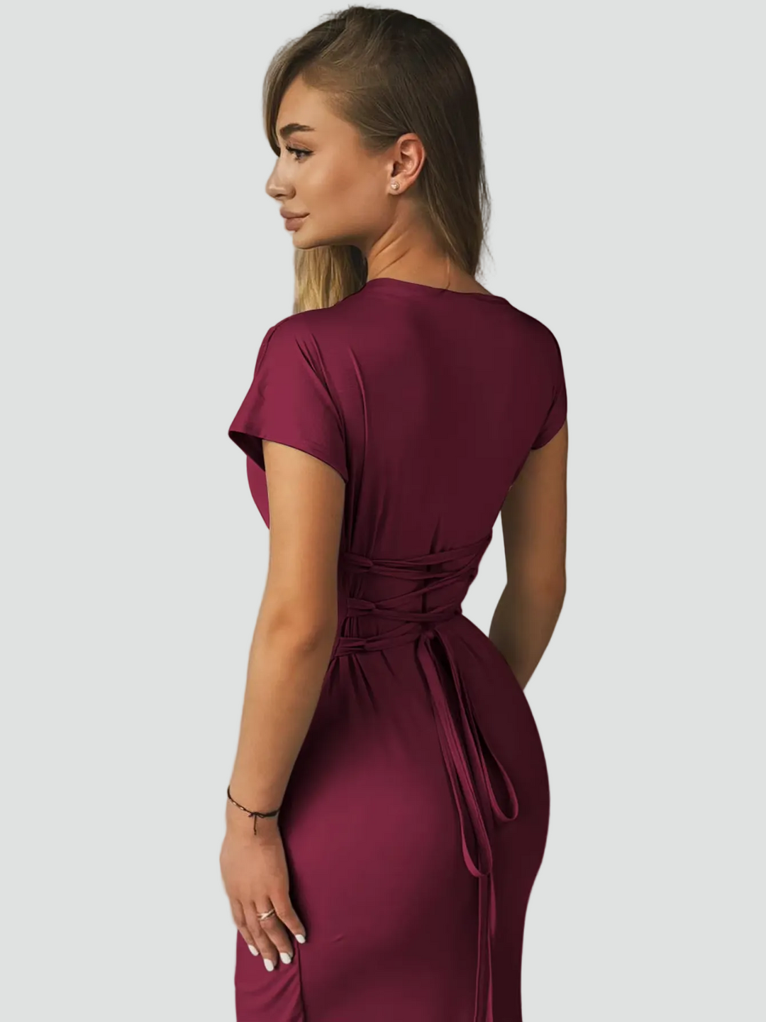 Robe maxi de soirée ajustée avec fronces et manches courtes