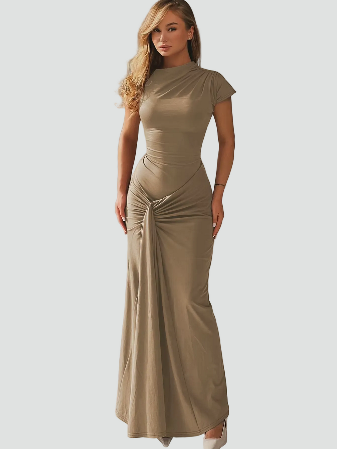 Robe maxi de soirée ajustée avec fronces et manches courtes
