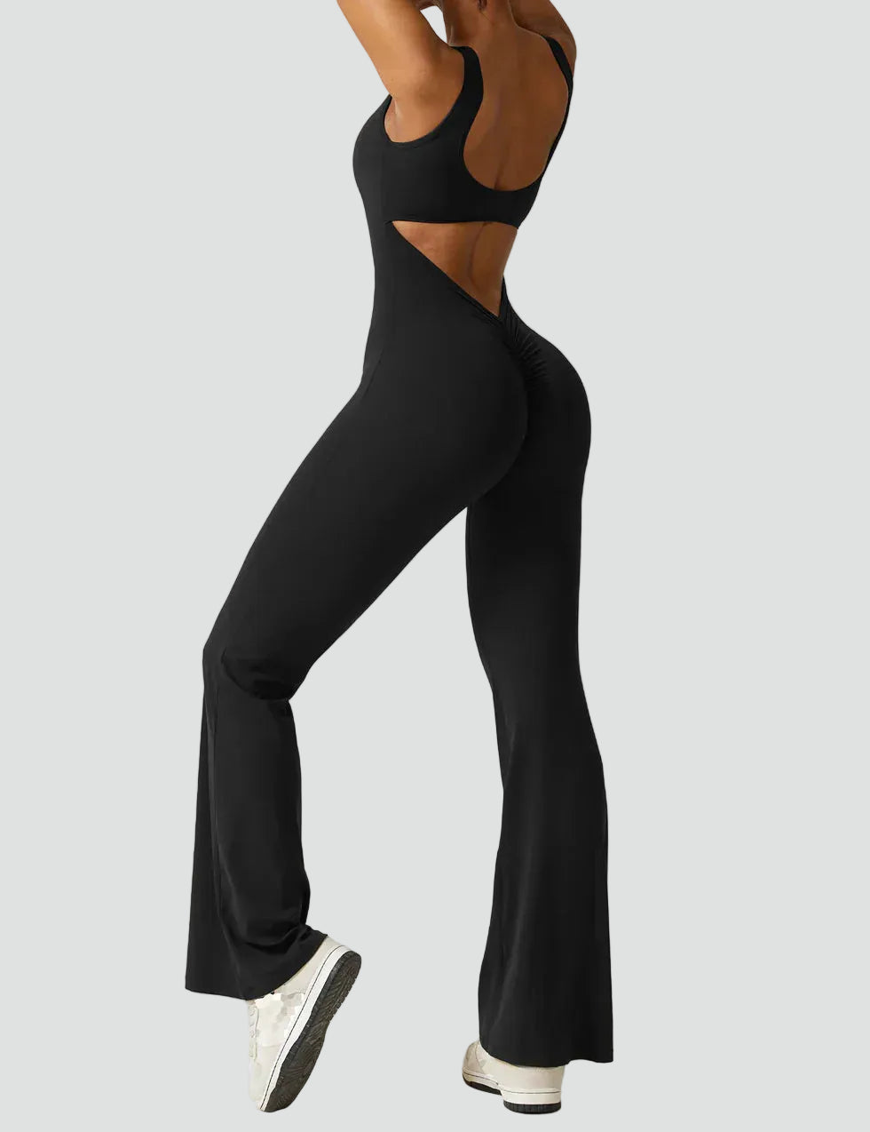 Combinaison sportive pour femme avec découpe dans le dos et jambe évasée