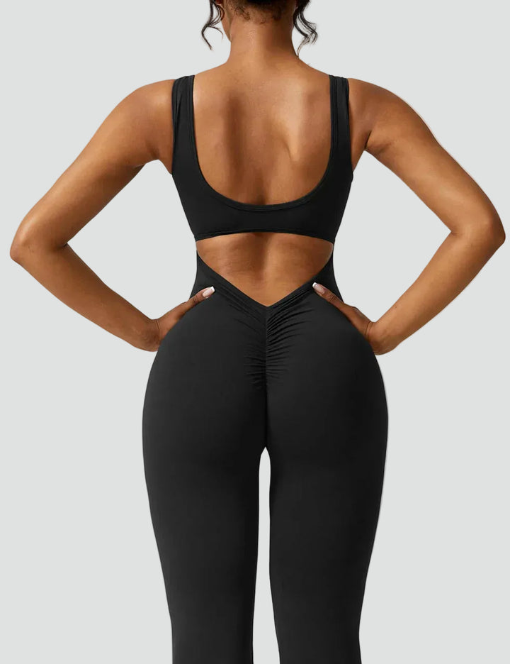 Combinaison sportive pour femme avec découpe dans le dos et jambe évasée