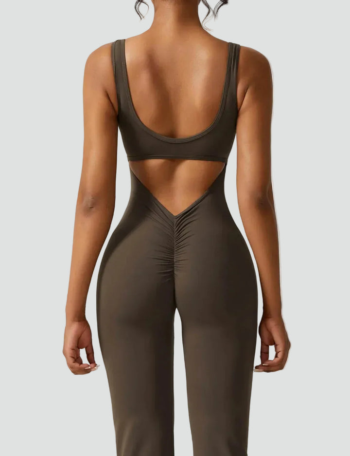 Combinaison sportive pour femme avec découpe dans le dos et jambe évasée