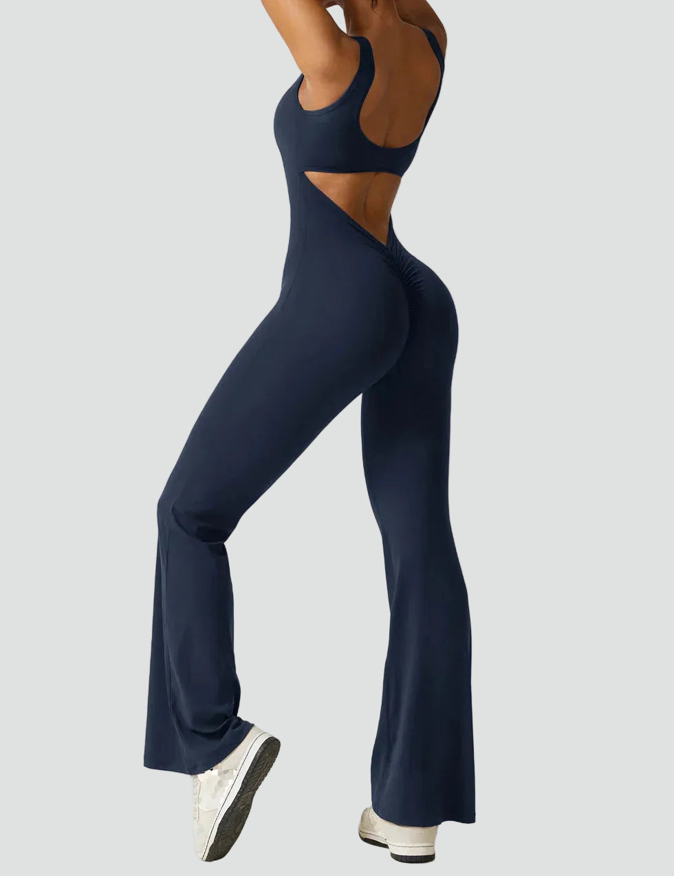 Combinaison sportive pour femme avec découpe dans le dos et jambe évasée