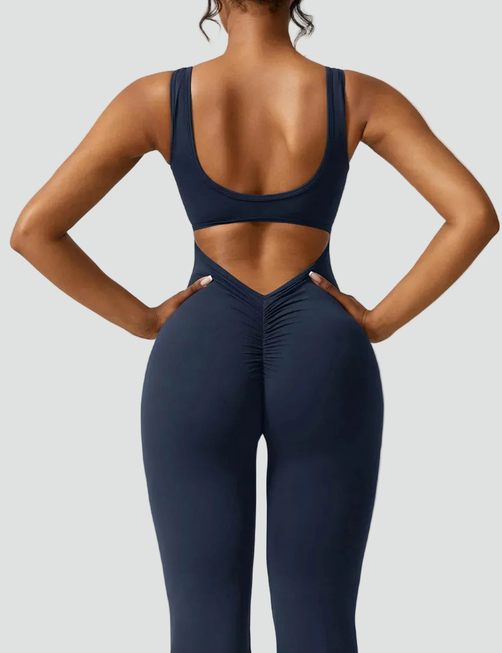Combinaison sportive pour femme avec découpe dans le dos et jambe évasée