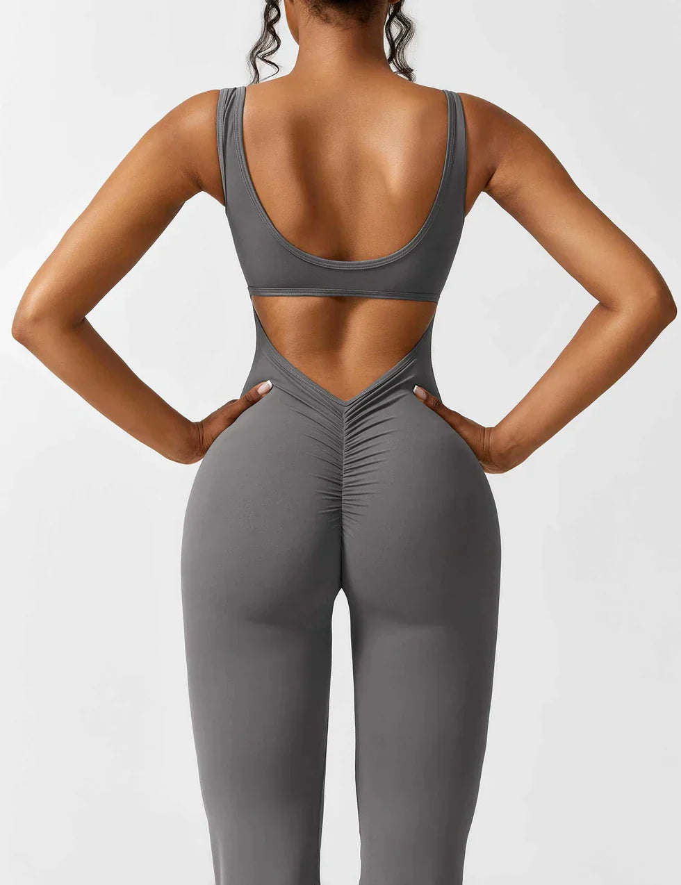 Combinaison sportive pour femme avec découpe dans le dos et jambe évasée