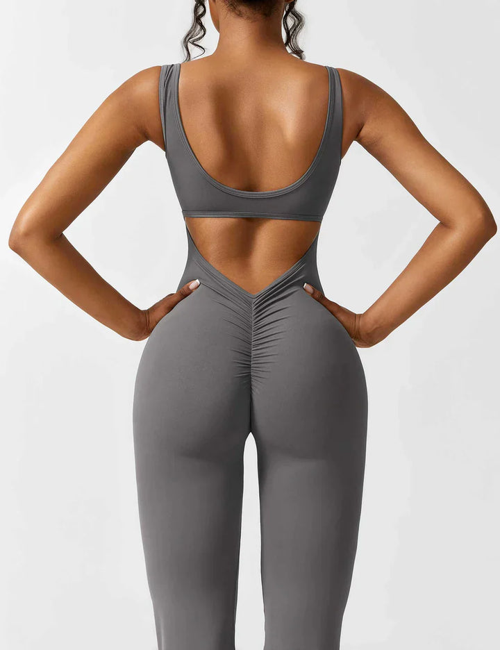 Combinaison sportive pour femme avec découpe dans le dos et jambe évasée