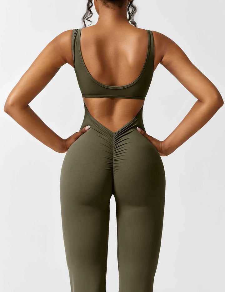 Combinaison sportive pour femme avec découpe dans le dos et jambe évasée