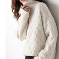 Elegancki jesienny sweter damski z golfem o splocie w plecionkę
