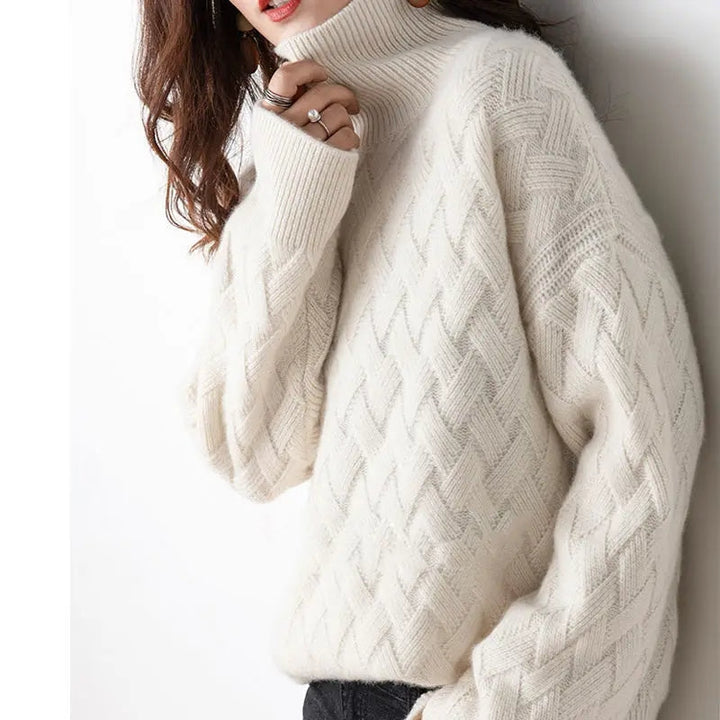 Elegancki jesienny sweter damski z golfem o splocie w plecionkę