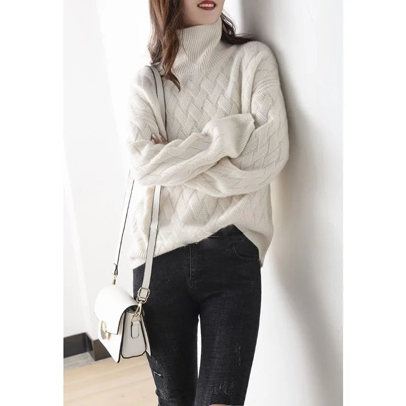Elegancki jesienny sweter damski z golfem o splocie w plecionkę