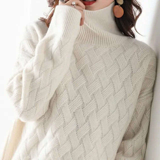 Elegancki jesienny sweter damski z golfem o splocie w plecionkę