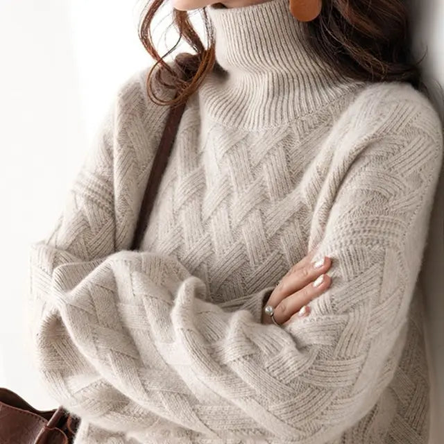 Elegancki jesienny sweter damski z golfem o splocie w plecionkę