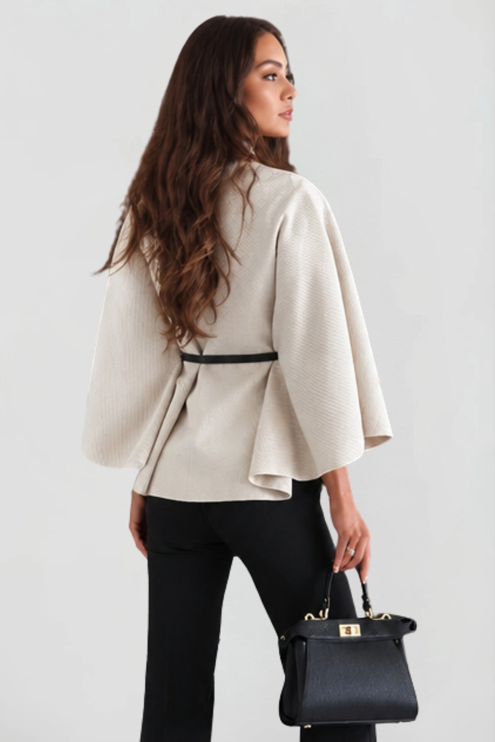 Cape élégant pour femme avec ceinture et col montant boutonné