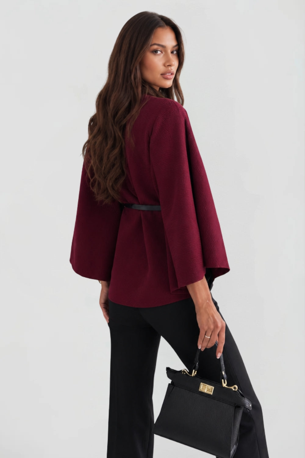 Cape élégant pour femme avec ceinture et col montant boutonné