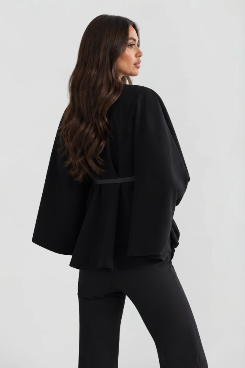 Cape élégant pour femme avec ceinture et col montant boutonné
