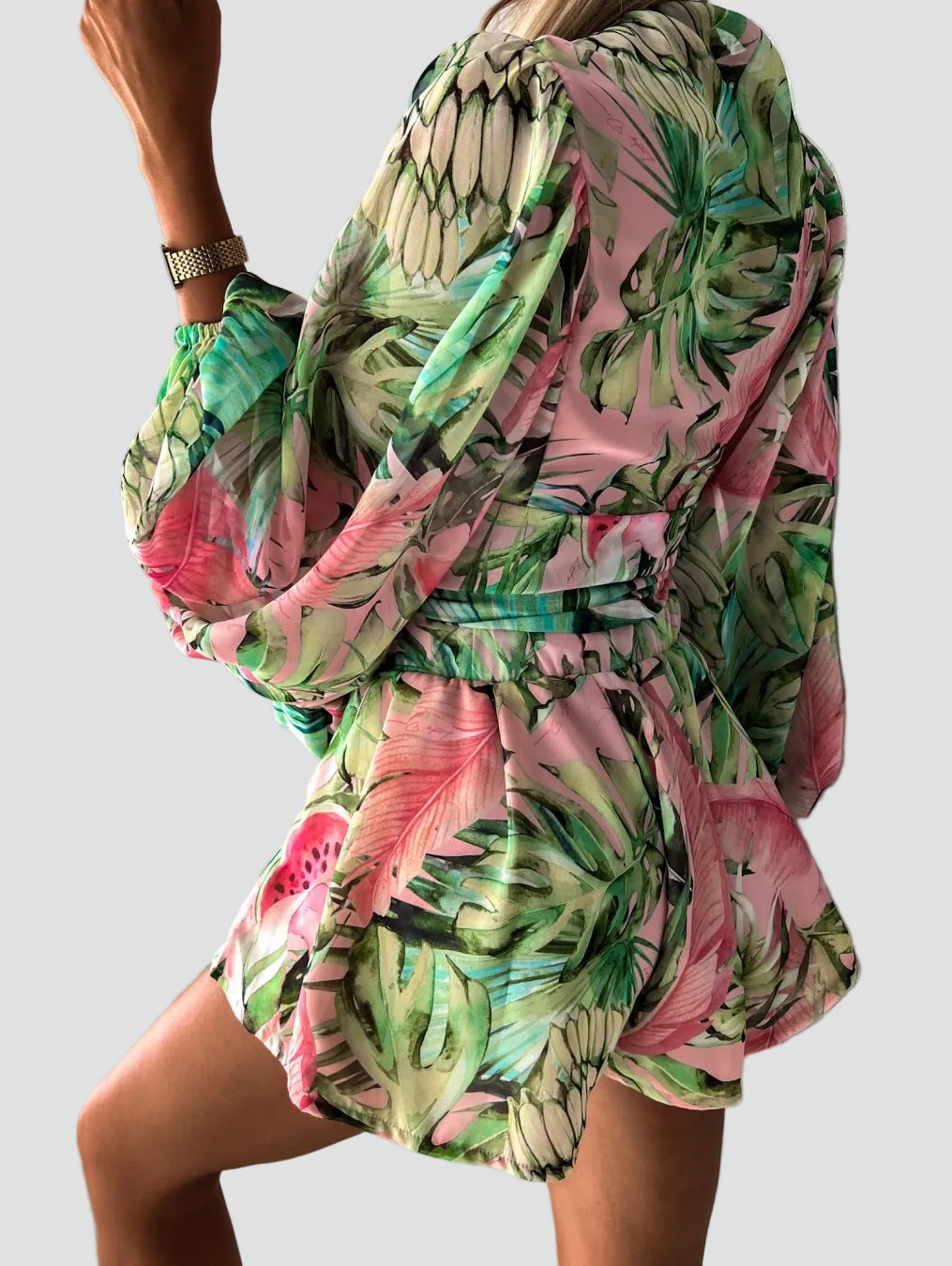 Zomerse damesovergooier boho met bloemen, overslag en lange mouwen