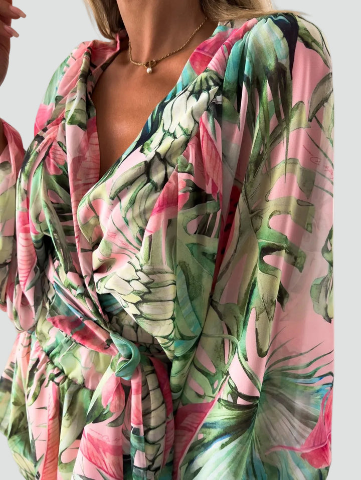 Zomerse damesovergooier boho met bloemen, overslag en lange mouwen