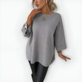 Luźny sweter damski oversize z rękawem 3/4 i guzikami