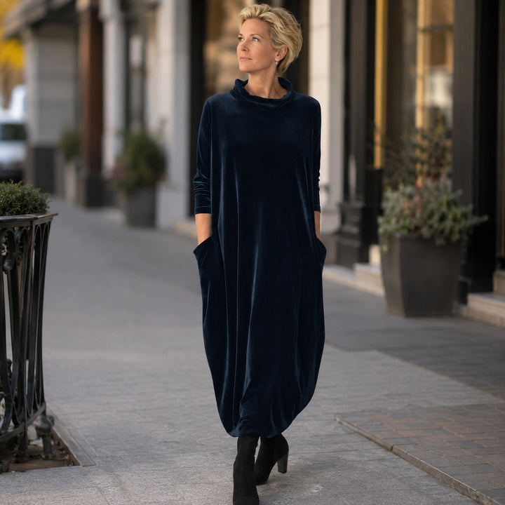 Elegancka sukienka maxi z weluru z golfem i kieszeniami