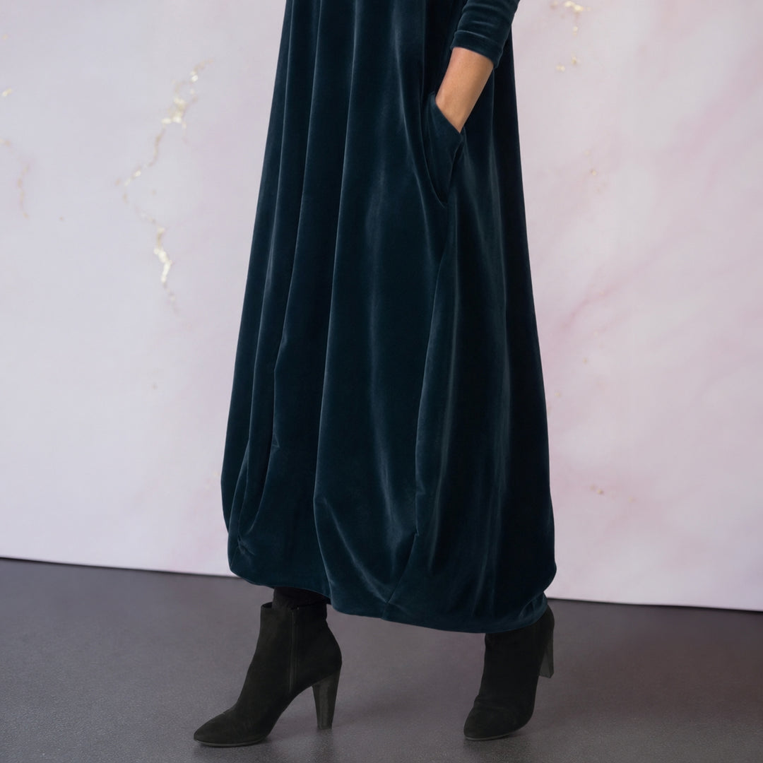 Elegancka sukienka maxi z weluru z golfem i kieszeniami