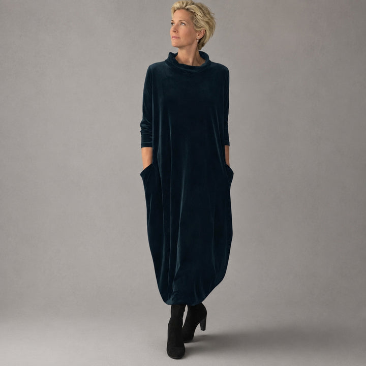 Elegancka sukienka maxi z weluru z golfem i kieszeniami