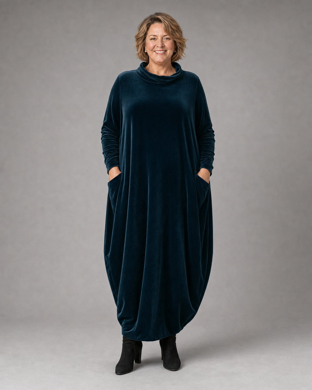 Elegancka sukienka maxi z weluru z golfem i kieszeniami