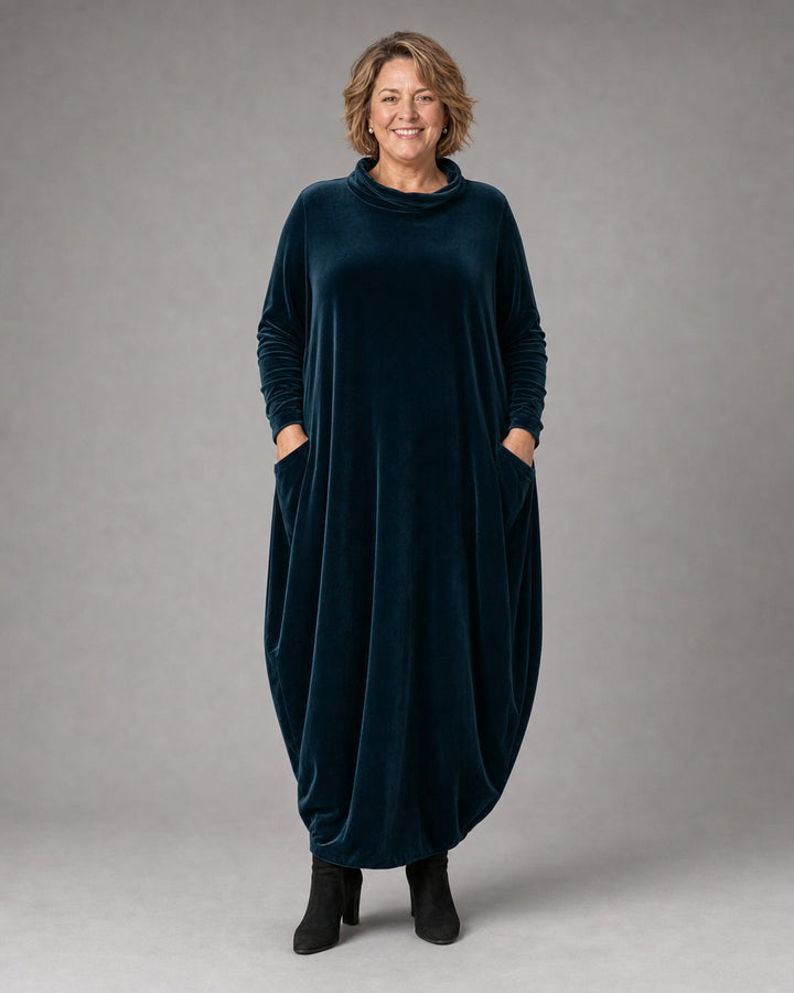 Elegancka sukienka maxi z weluru z golfem i kieszeniami