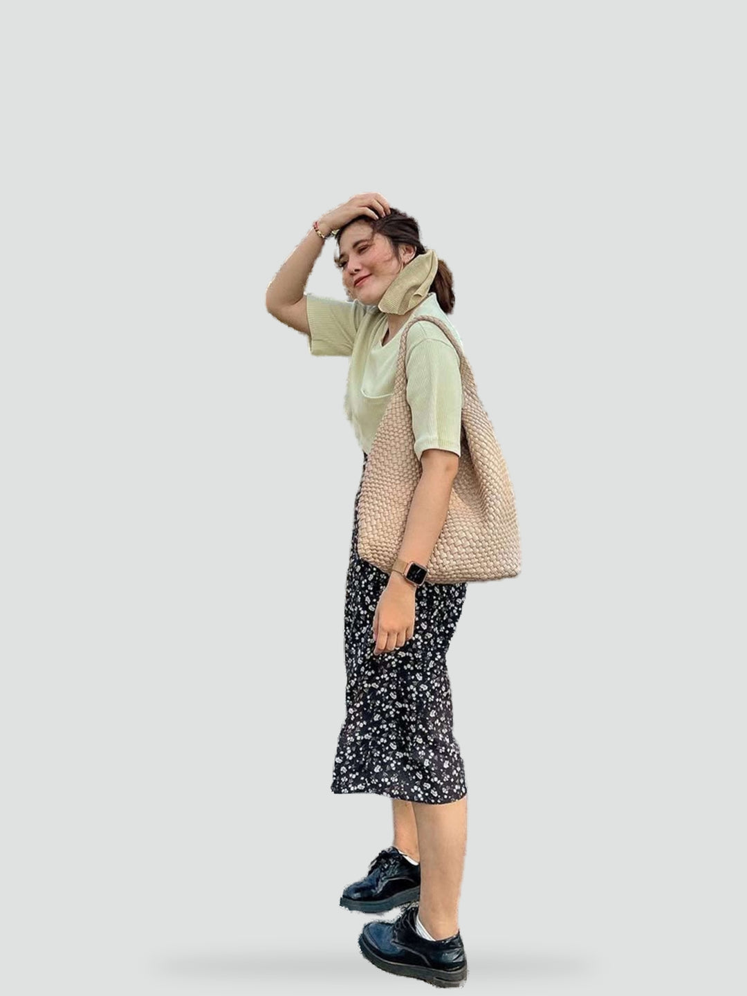 Shopper z plecionym wzorem i pojemnym wnętrzem do codziennych stylizacji
