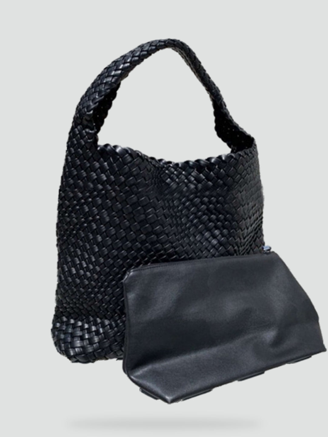 Shopper z plecionym wzorem i pojemnym wnętrzem do codziennych stylizacji