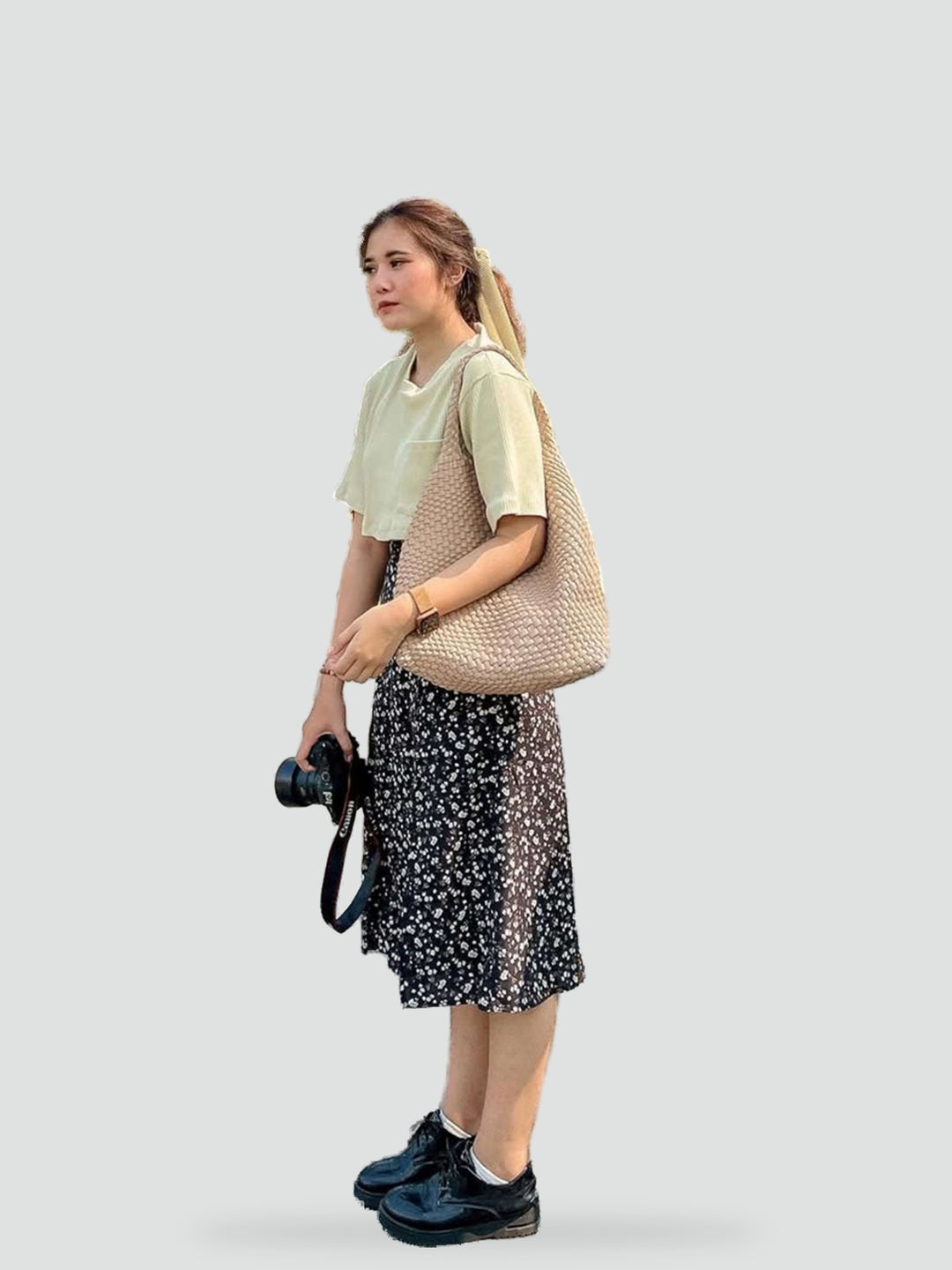 Shopper z plecionym wzorem i pojemnym wnętrzem do codziennych stylizacji