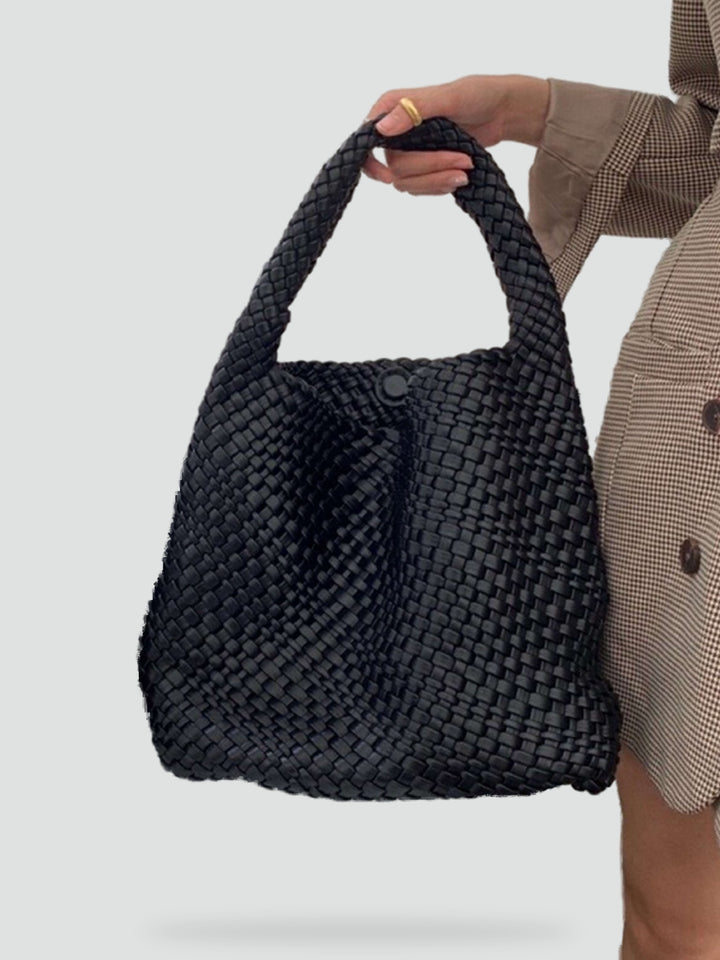 Shopper z plecionym wzorem i pojemnym wnętrzem do codziennych stylizacji
