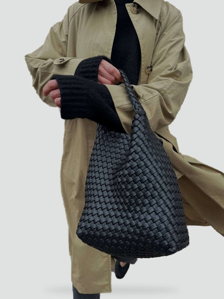 Shopper z plecionym wzorem i pojemnym wnętrzem do codziennych stylizacji