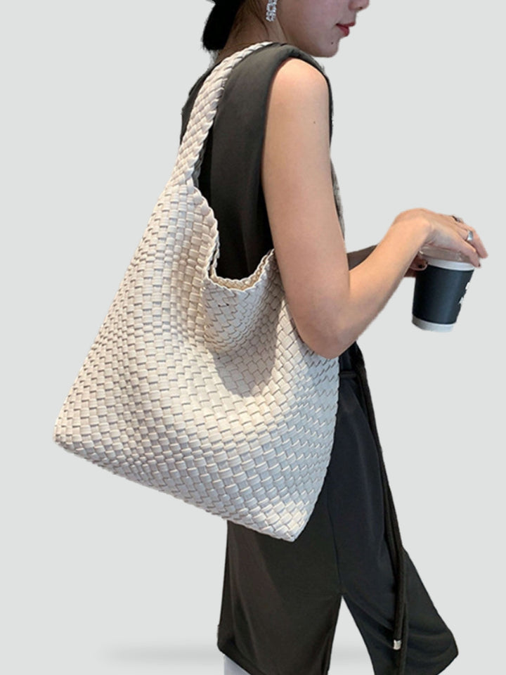 Shopper z plecionym wzorem i pojemnym wnętrzem do codziennych stylizacji