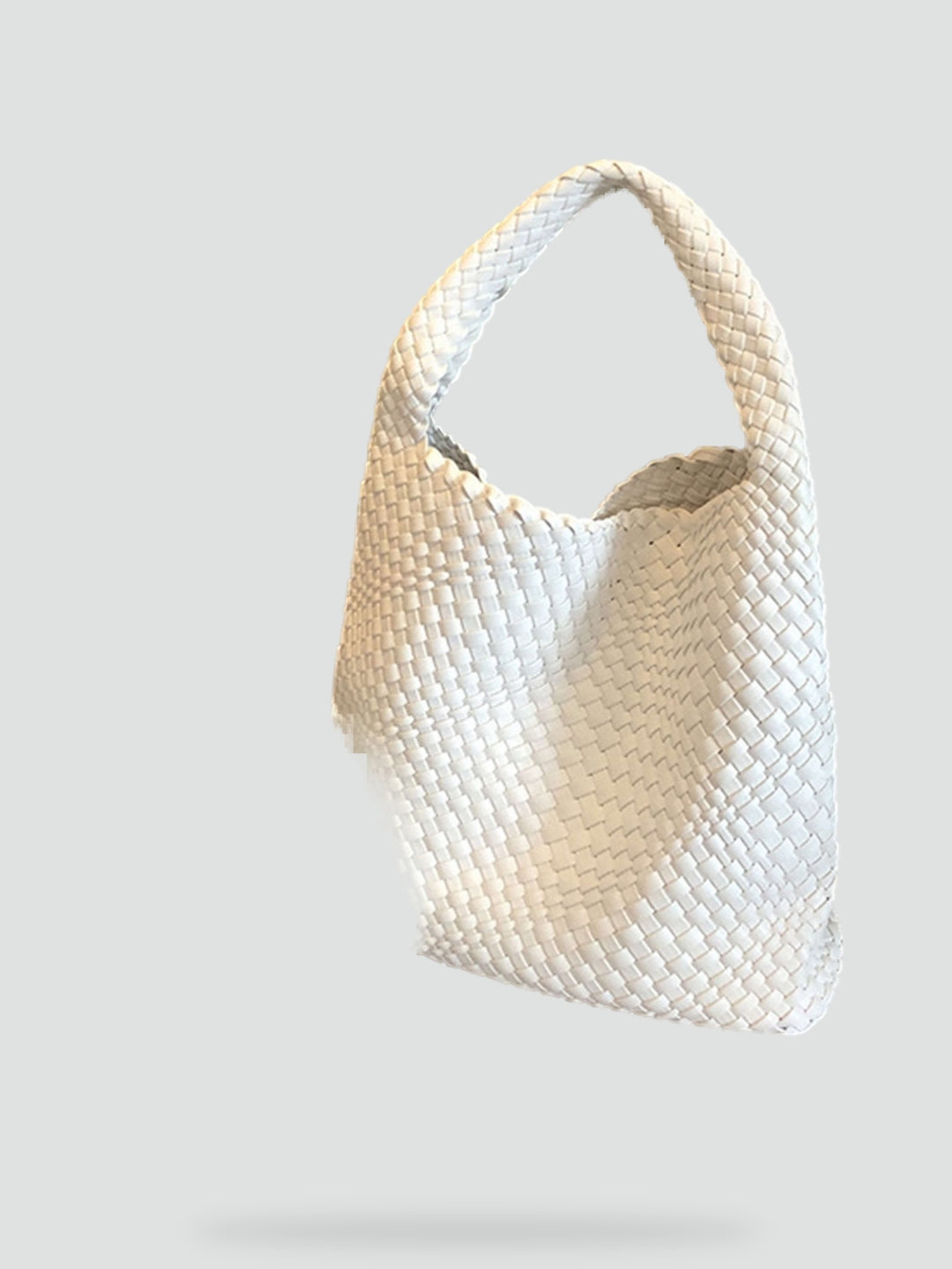 Shopper z plecionym wzorem i pojemnym wnętrzem do codziennych stylizacji