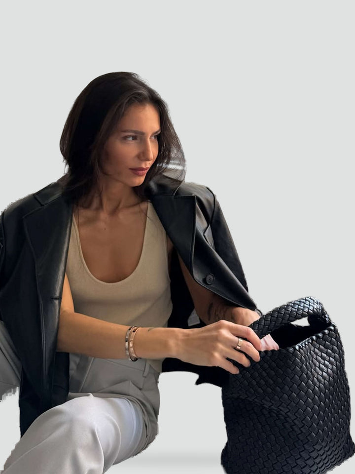 Shopper z plecionym wzorem i pojemnym wnętrzem do codziennych stylizacji