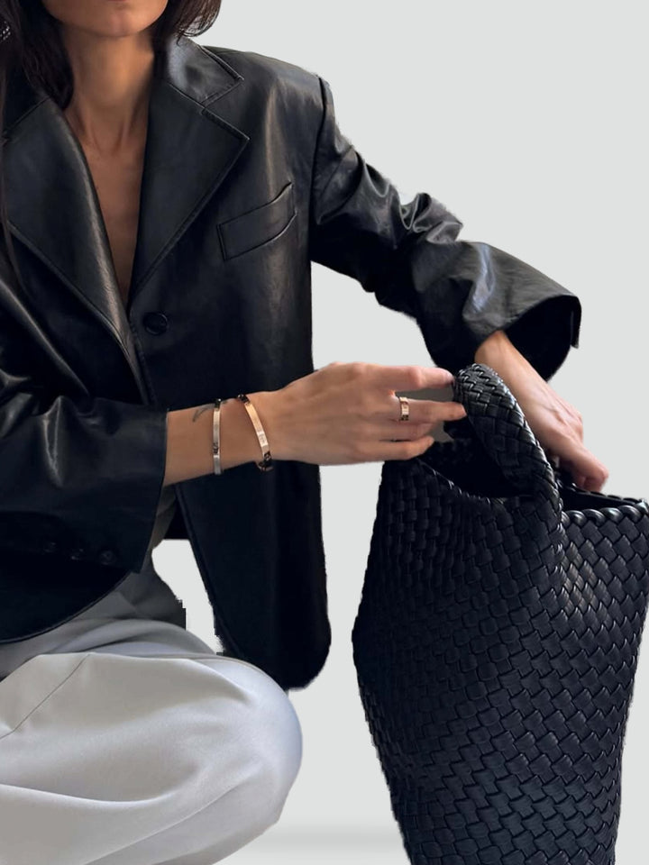 Shopper z plecionym wzorem i pojemnym wnętrzem do codziennych stylizacji