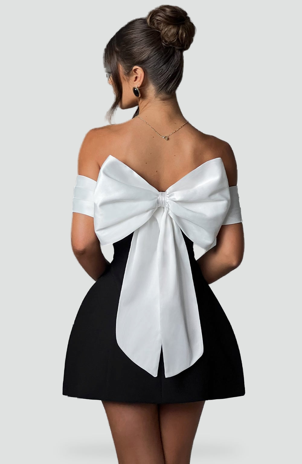 Robe femme avec décolleté en satin et jupe évasée