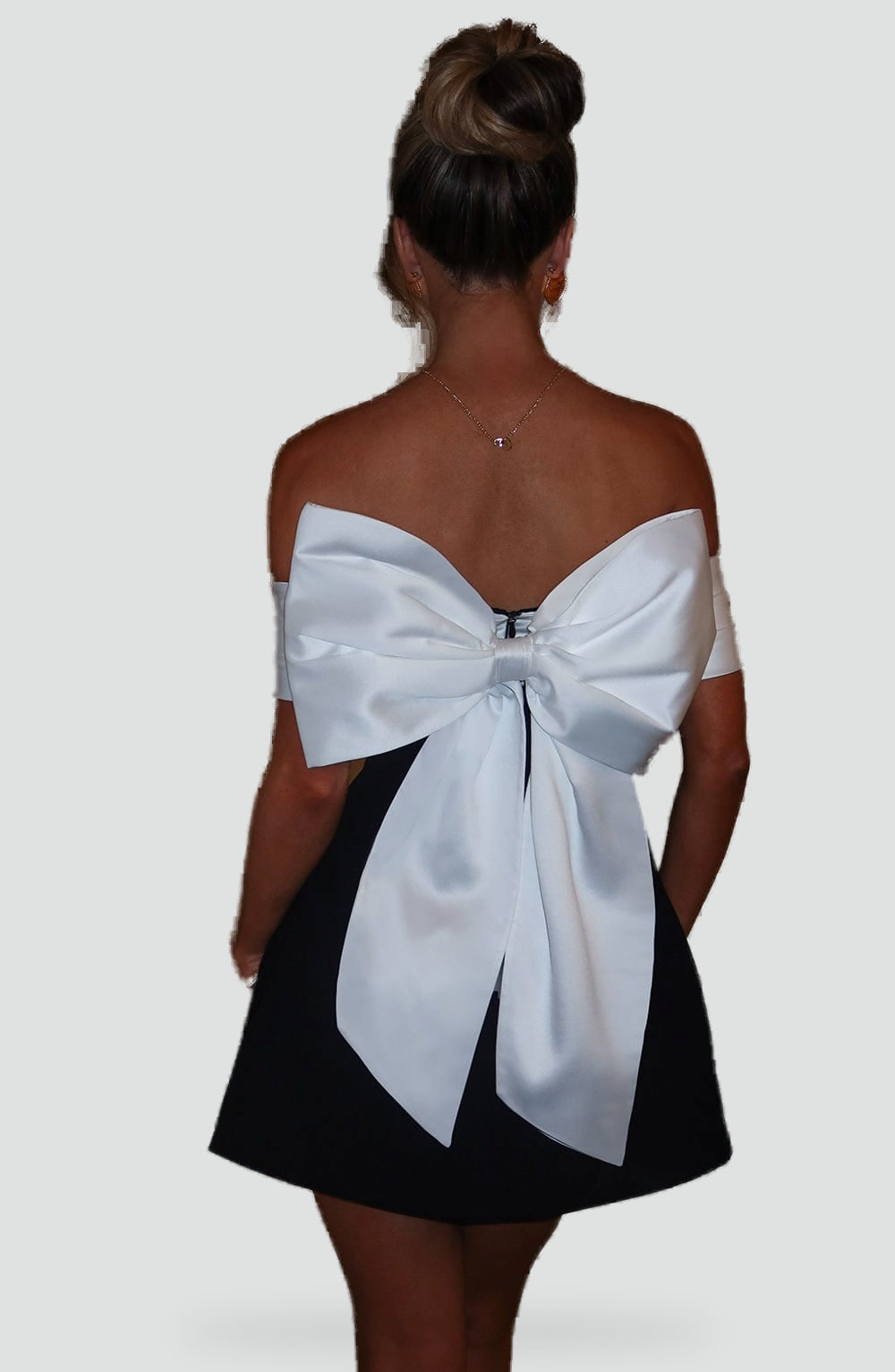 Robe femme avec décolleté en satin et jupe évasée