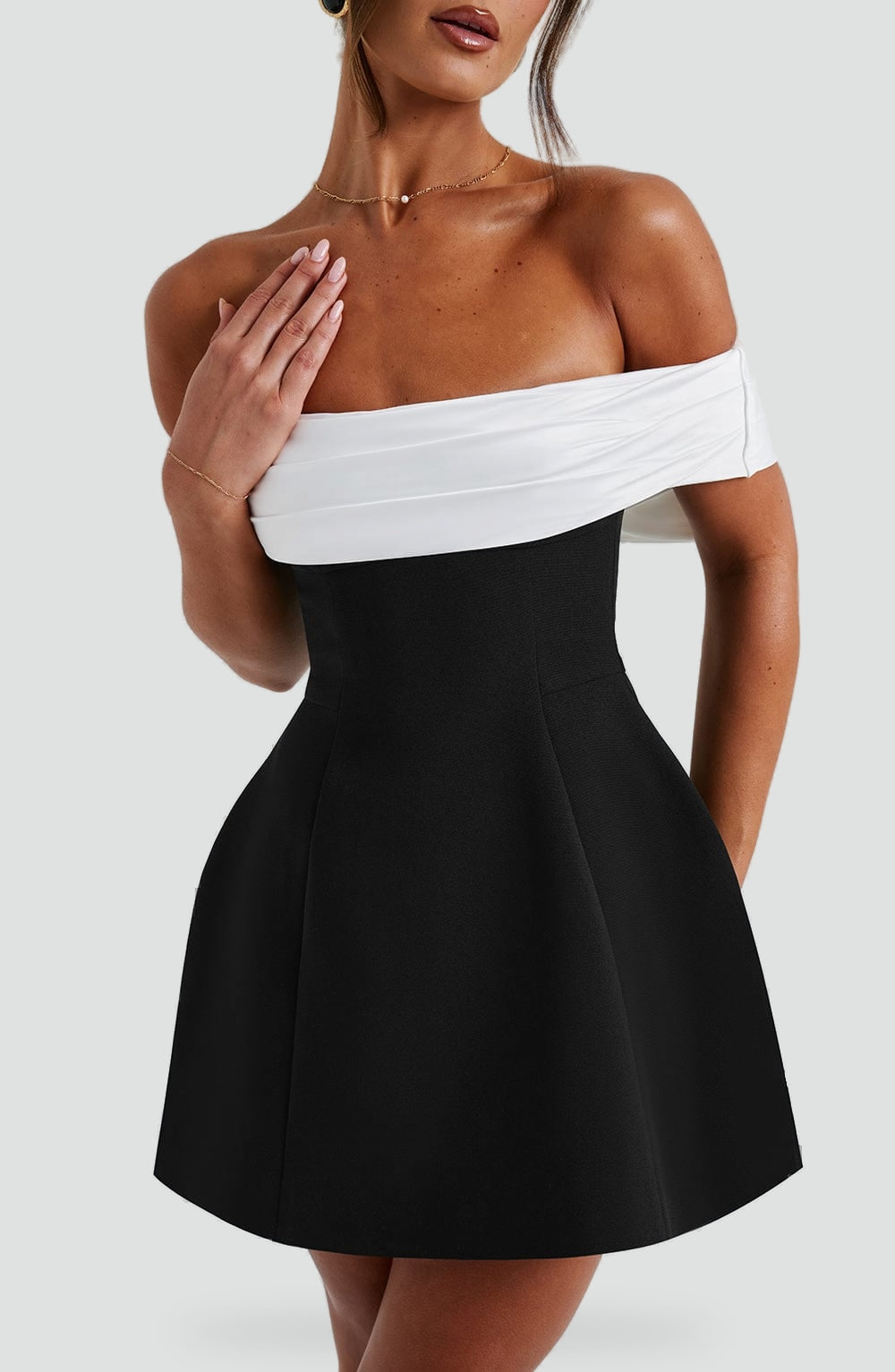 Robe femme avec décolleté en satin et jupe évasée