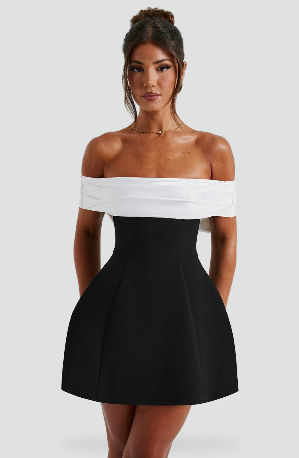 Robe femme avec décolleté en satin et jupe évasée