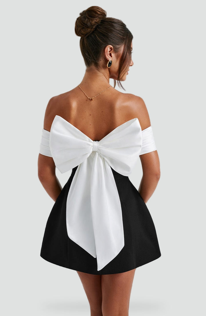 Robe femme avec décolleté en satin et jupe évasée