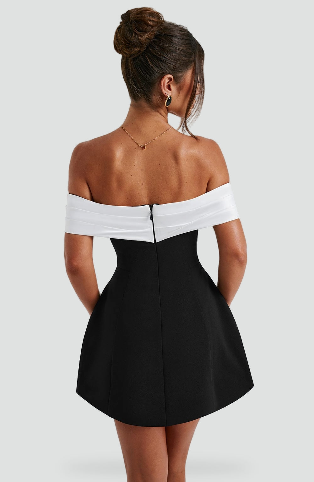 Robe femme avec décolleté en satin et jupe évasée