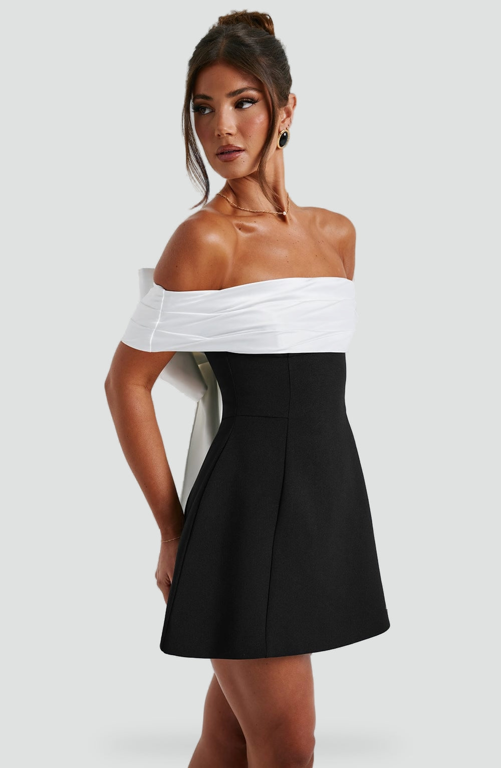 Robe femme avec décolleté en satin et jupe évasée