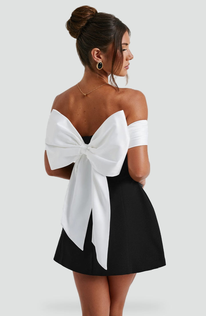 Robe femme avec décolleté en satin et jupe évasée