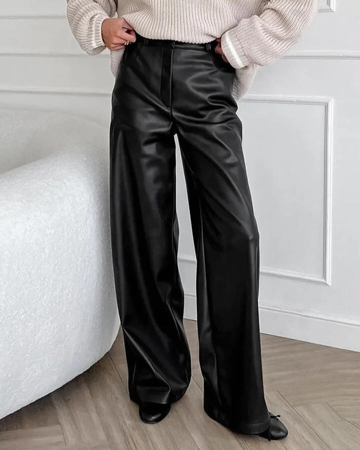 pantalon large en similicuir noir taille haute, vue de trois quarts