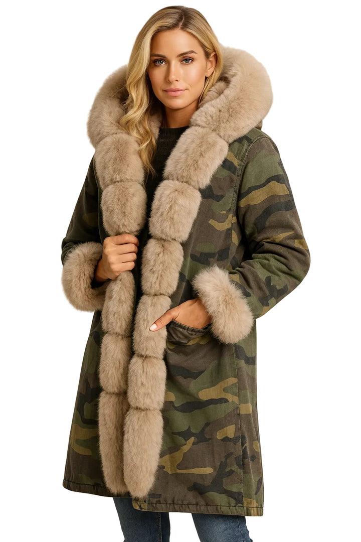 Zimowa parka damska w moro z futrzanym kapturem